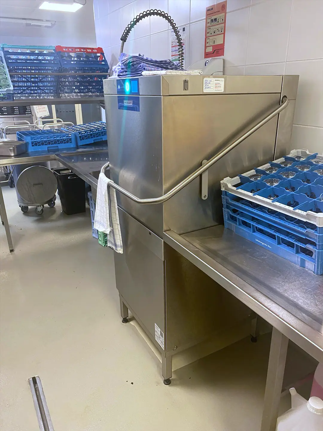 Gewerbliche Haubenspülmaschine mit Ozonwasser-Anschluss